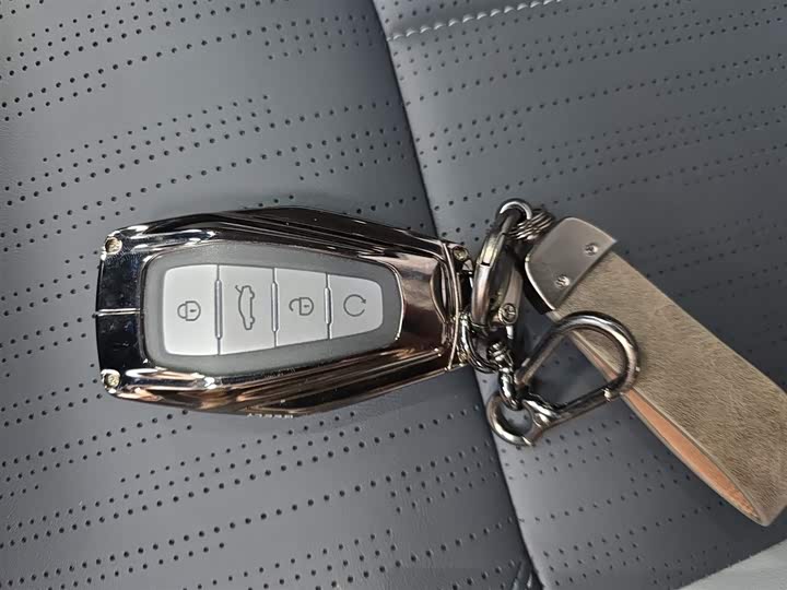 Фото 9 - Geely Atlas L