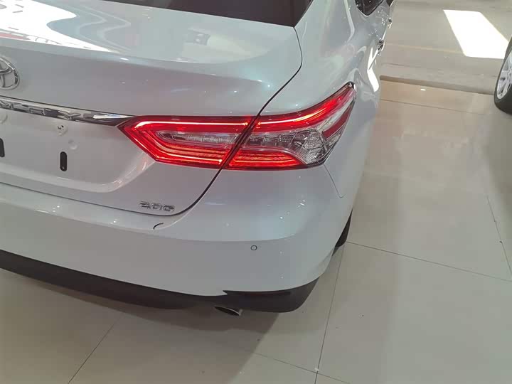 Фото 8 - Toyota Camry