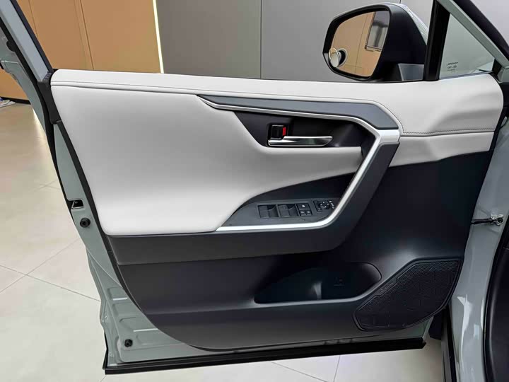 Фото 5 - Toyota RAV4