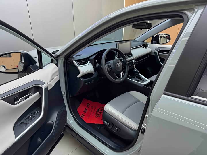 Фото 6 - Toyota RAV4