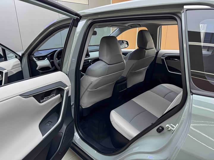 Фото 7 - Toyota RAV4