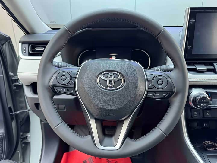 Фото 8 - Toyota RAV4