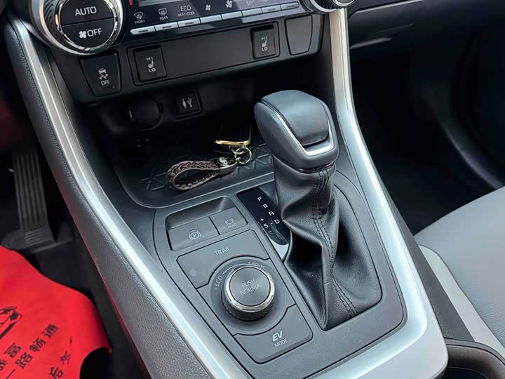 Фото 9 - Toyota RAV4