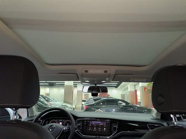 Фото 8 - Volkswagen T-Roc