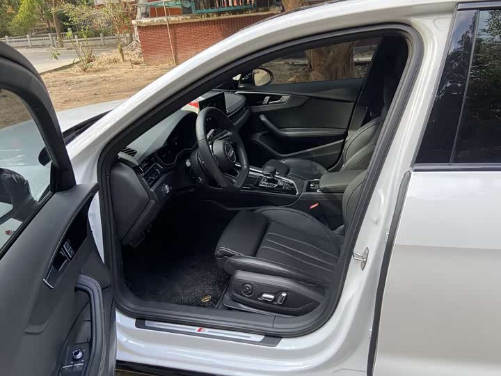 Фото 4 - Audi A4L