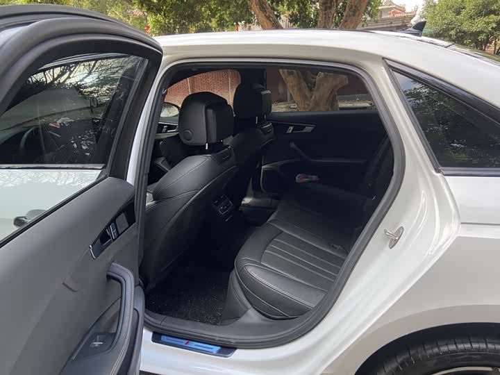 Фото 6 - Audi A4L