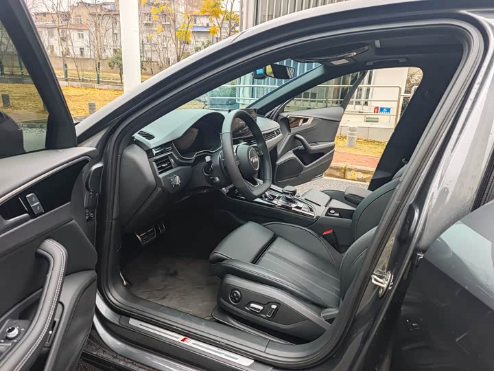 Фото 4 - Audi A4L