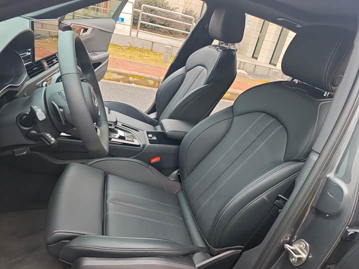 Фото 5 - Audi A4L