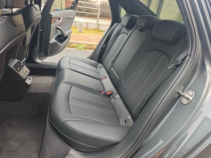 Фото 6 - Audi A4L