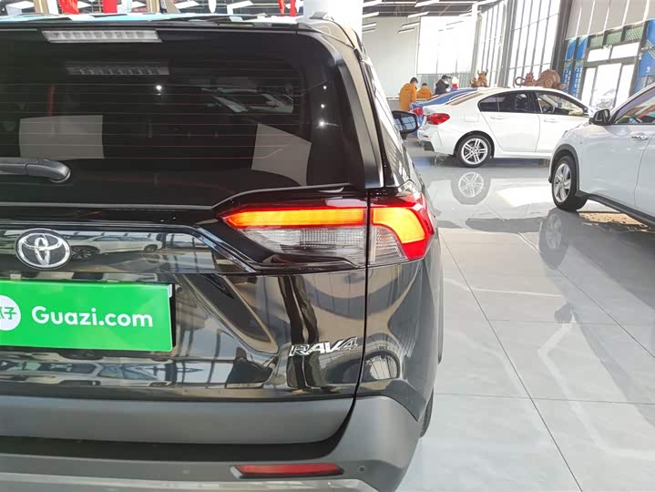 Фото 8 - Toyota RAV4