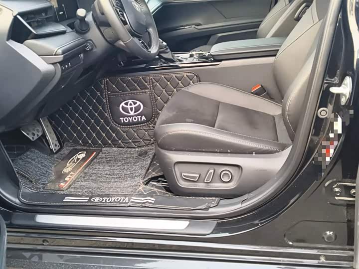 Фото 8 - Toyota Camry