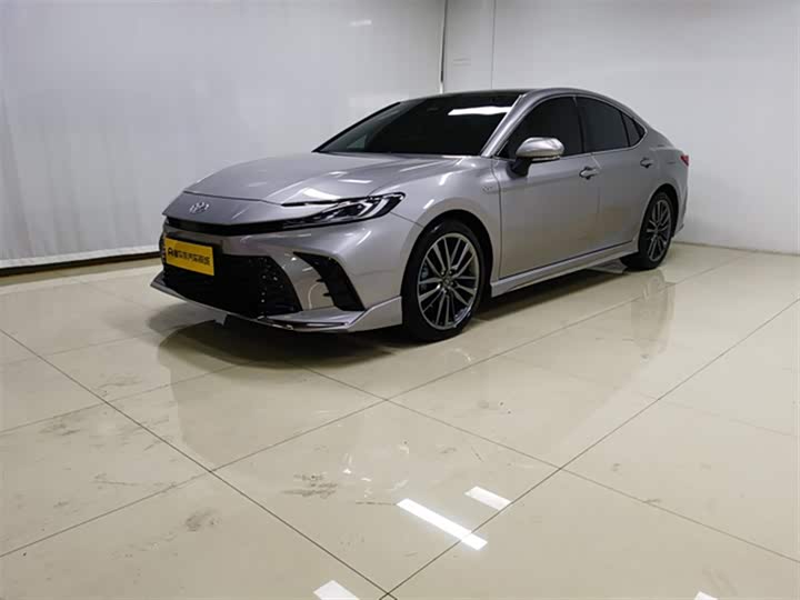 Фото 2 - Toyota Camry