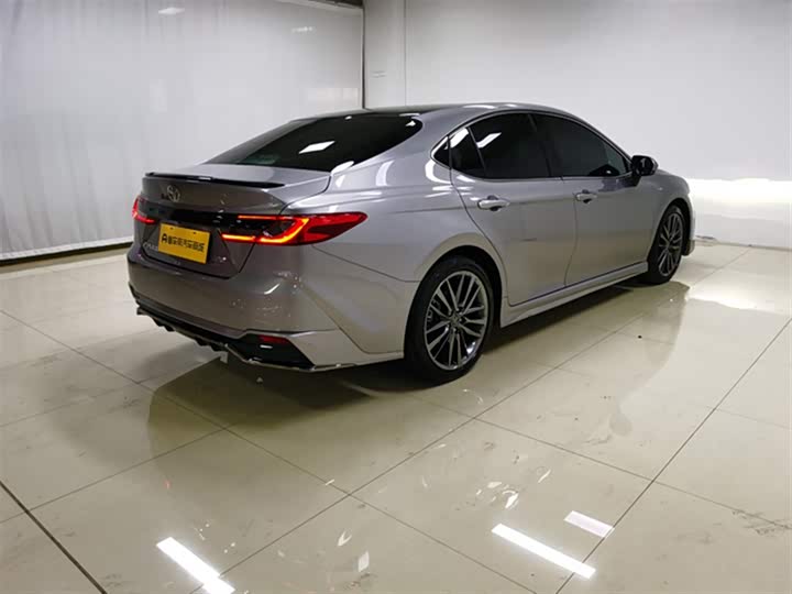 Фото 8 - Toyota Camry