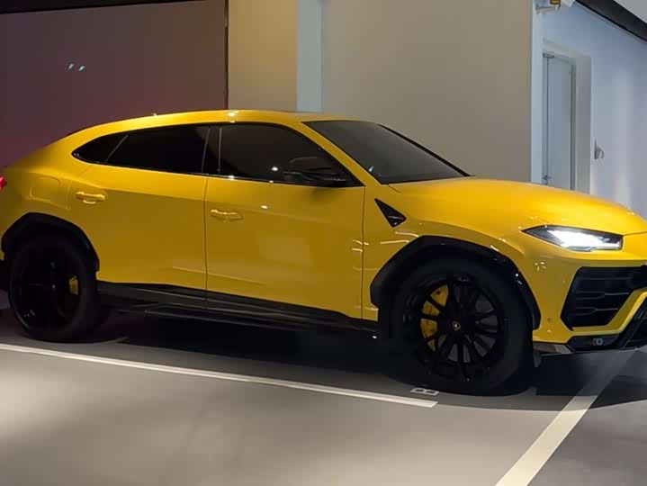 Фото 2 - Lamborghini Urus