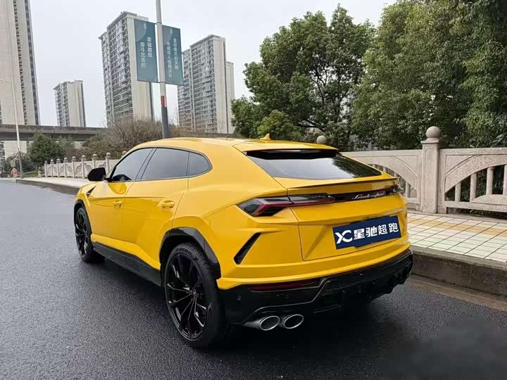 Фото 3 - Lamborghini Urus