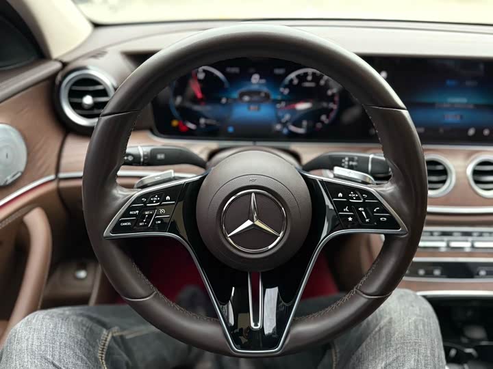 Фото 6 - Mercedes-Benz E-Class