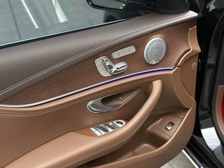 Фото 9 - Mercedes-Benz E-Class