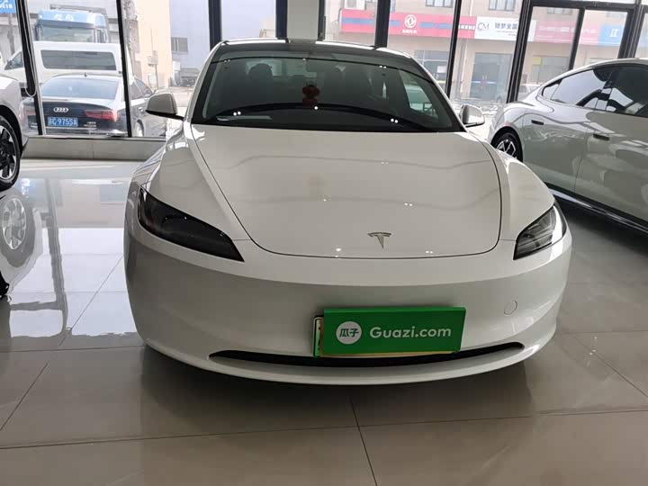 Фото 3 - Tesla Model 3