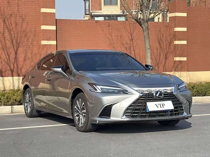 Фото 3 - Lexus ES