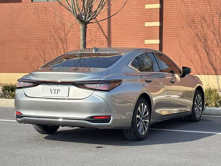 Фото 4 - Lexus ES