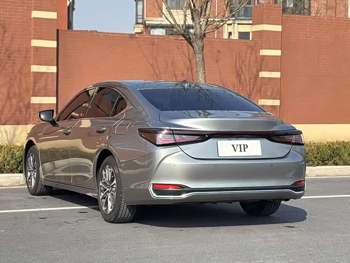 Фото 5 - Lexus ES