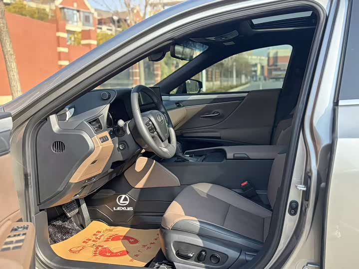 Фото 7 - Lexus ES