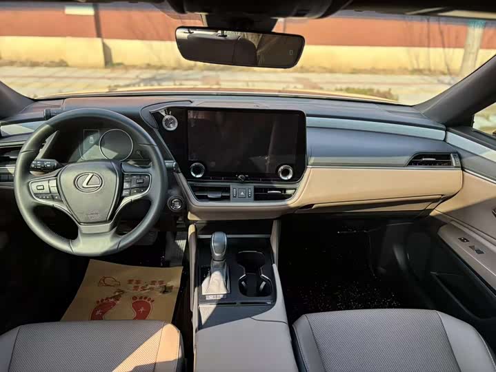 Фото 9 - Lexus ES