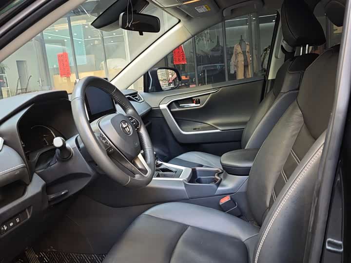 Фото 4 - Toyota RAV4