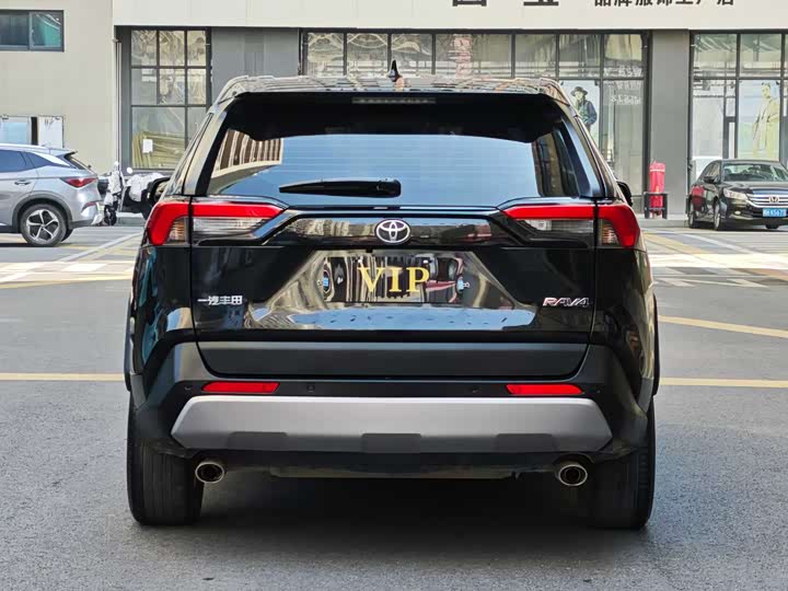 Фото 8 - Toyota RAV4