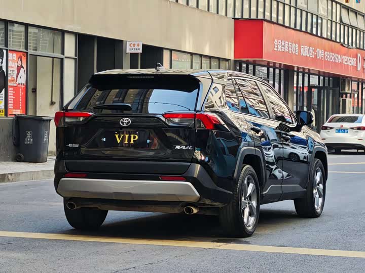 Фото 9 - Toyota RAV4