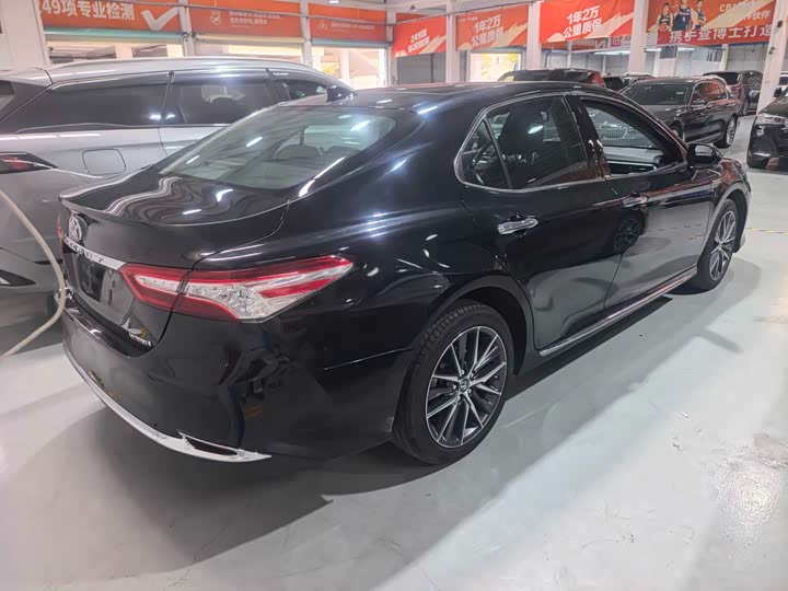 Фото 2 - Toyota Camry