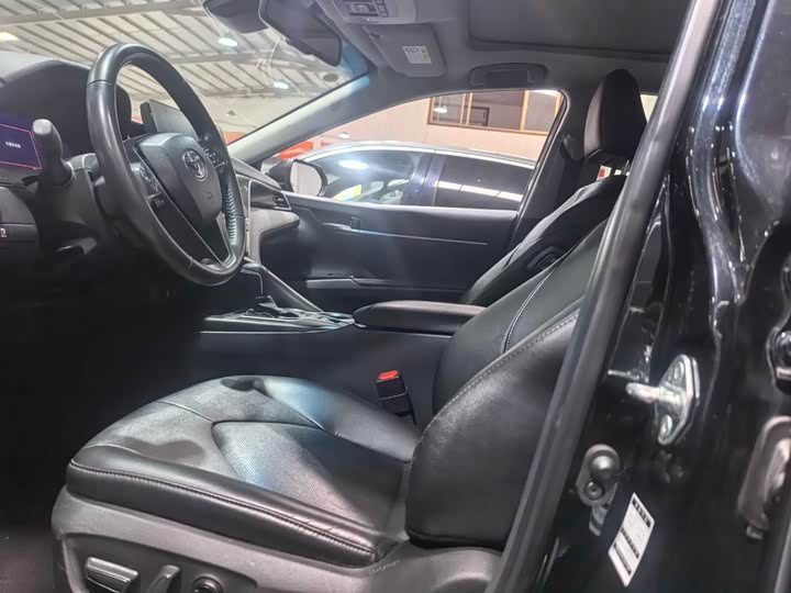 Фото 3 - Toyota Camry