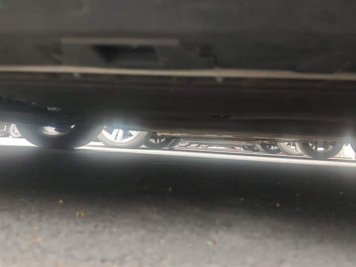 Фото 8 - Hongqi E-QM5