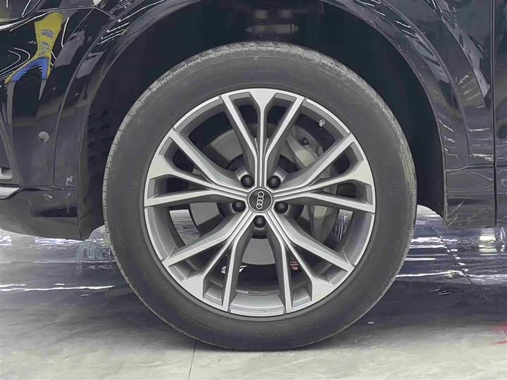 Фото 4 - Audi Q8