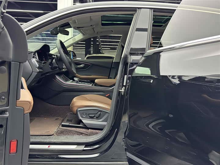 Фото 6 - Audi Q8