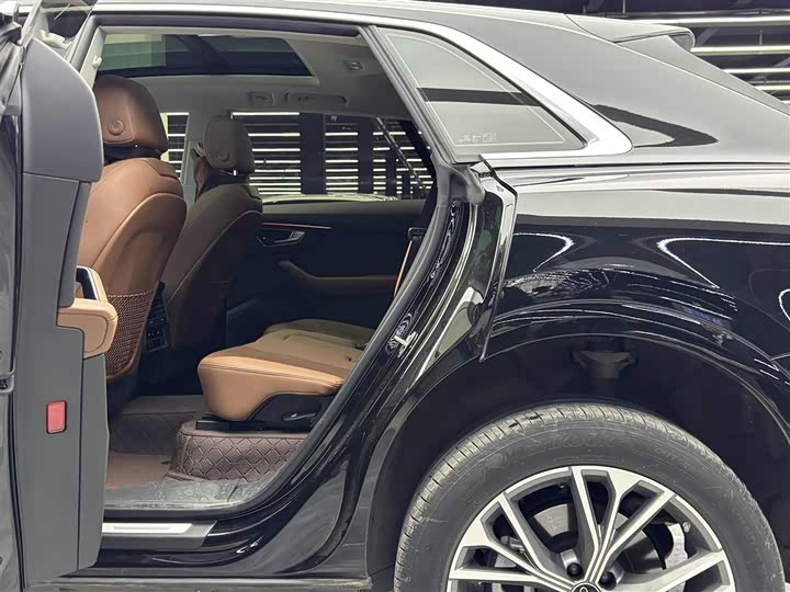 Фото 7 - Audi Q8