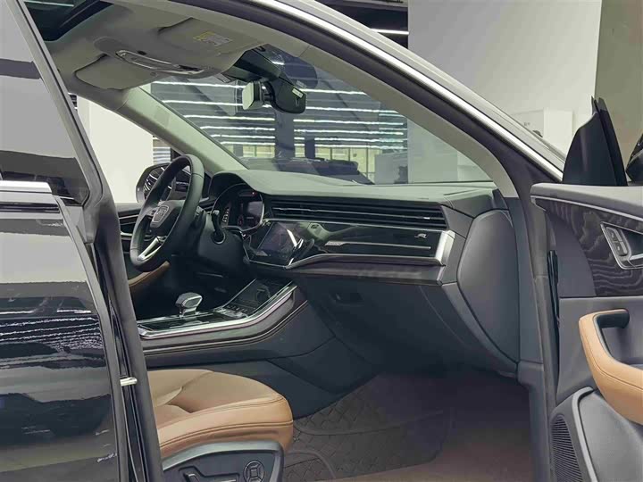 Фото 8 - Audi Q8