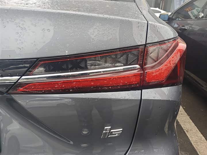 Фото 8 - Roewe i5