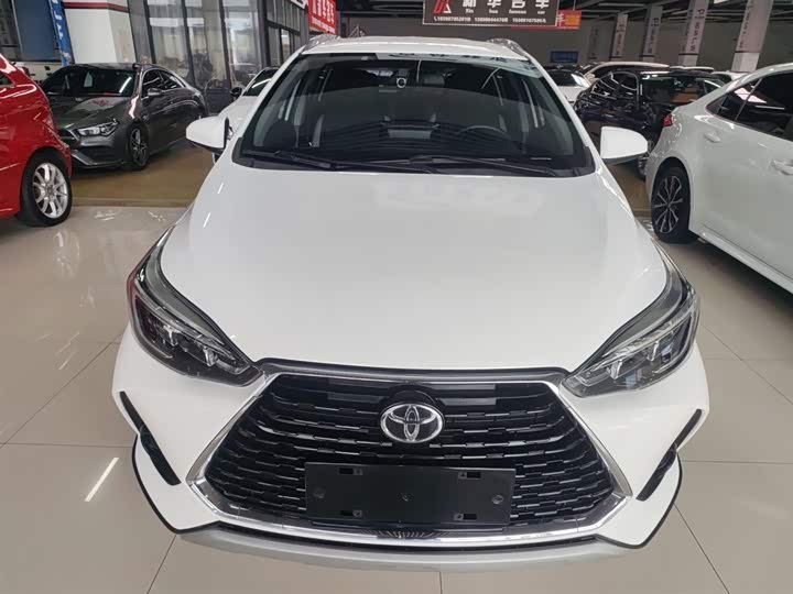 Фото 3 - Toyota Yaris L Hatchback