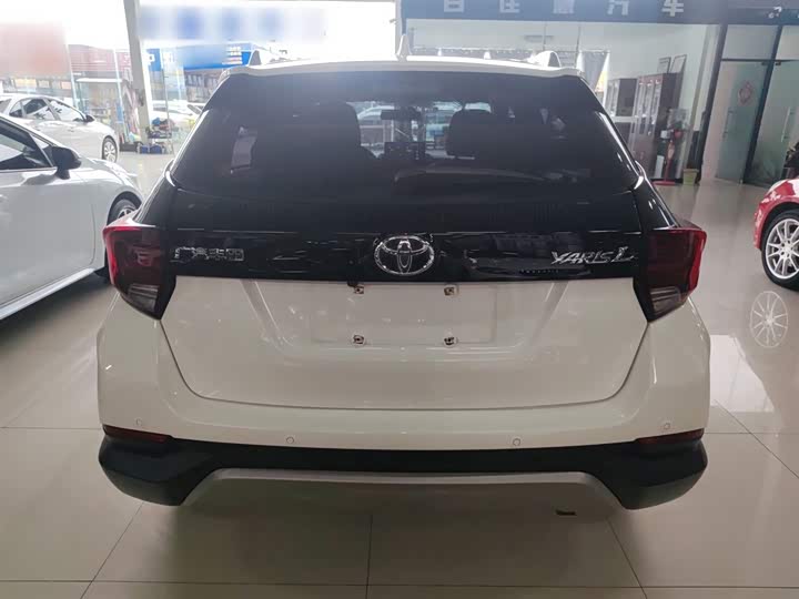 Фото 6 - Toyota Yaris L Hatchback