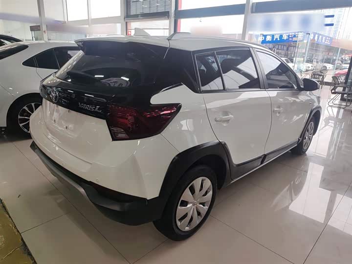 Фото 7 - Toyota Yaris L Hatchback