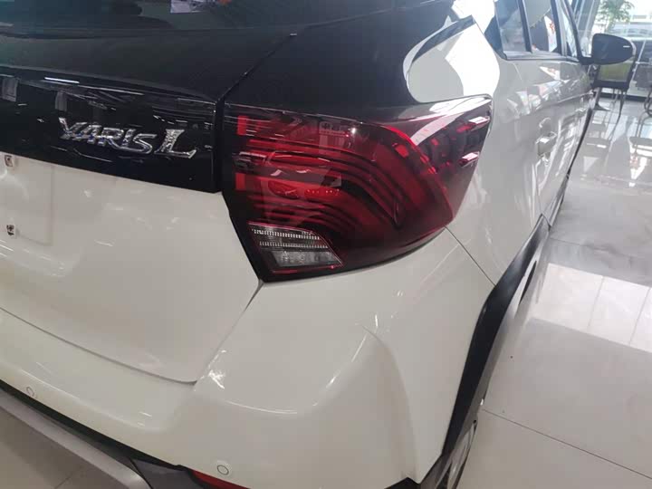 Фото 8 - Toyota Yaris L Hatchback