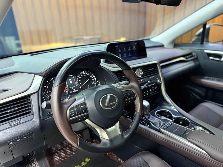 Фото 9 - Lexus RX