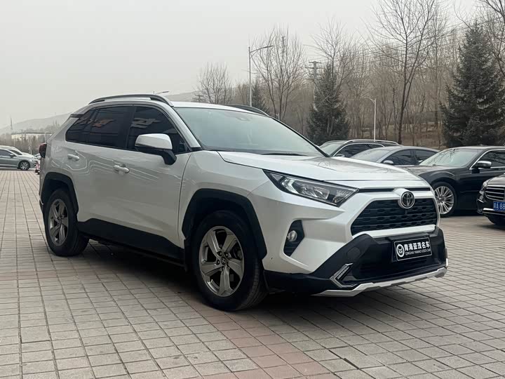Фото 3 - Toyota RAV4