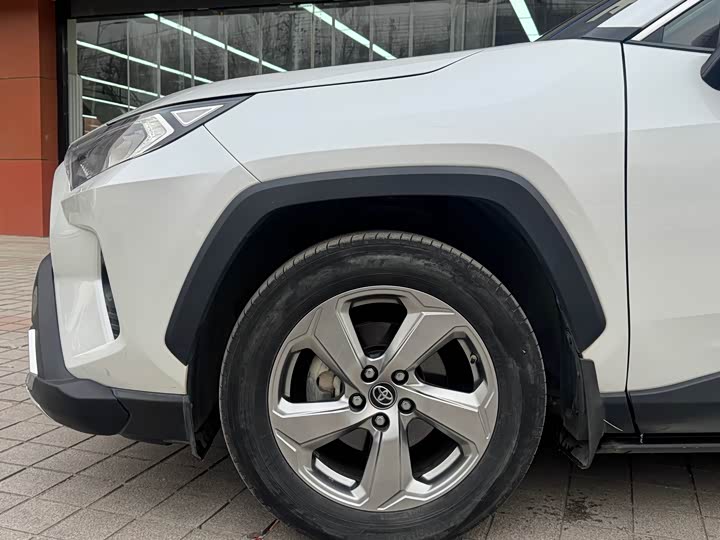 Фото 8 - Toyota RAV4