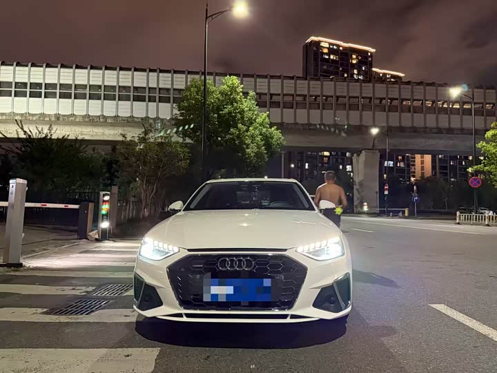 Фото 2 - Audi A4L