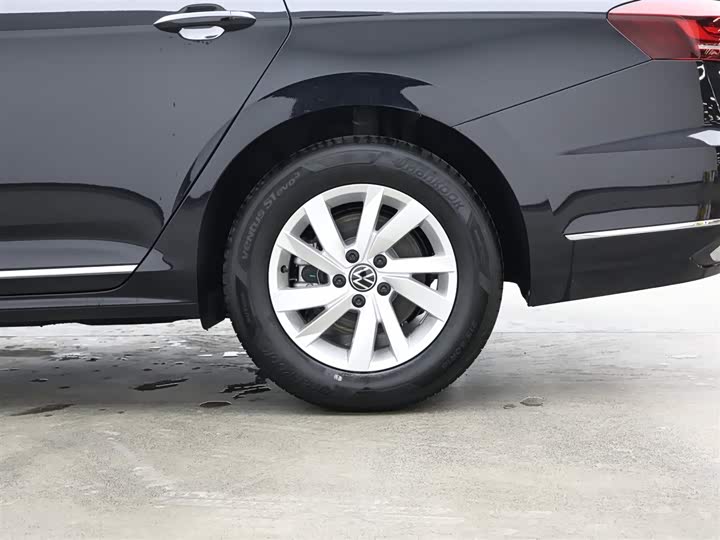 Фото 9 - Volkswagen Passat Hybrid