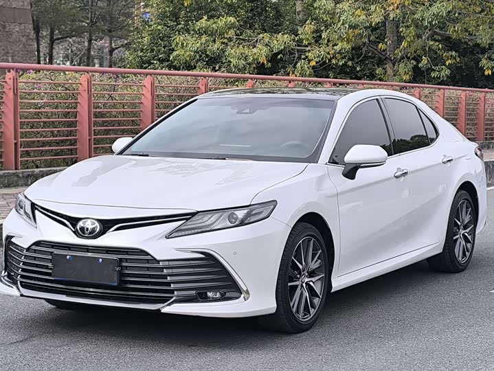 Фото 2 - Toyota Camry