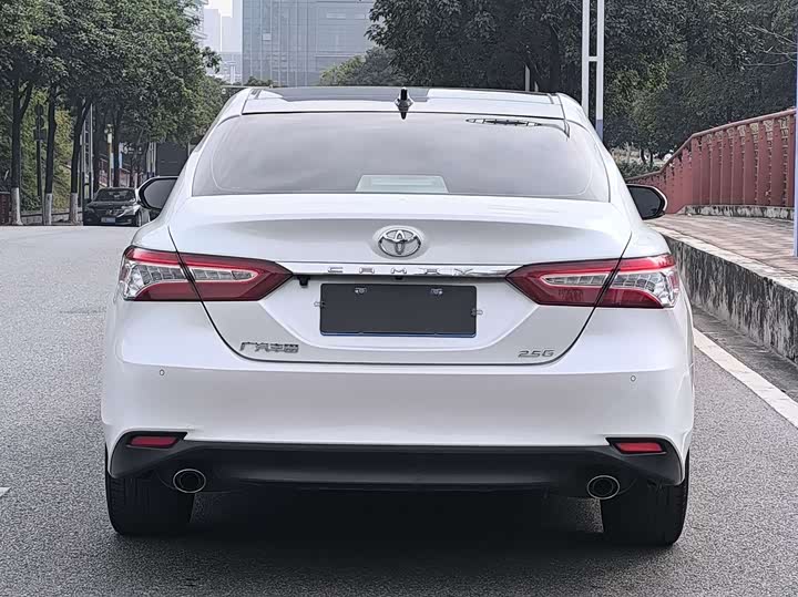 Фото 6 - Toyota Camry