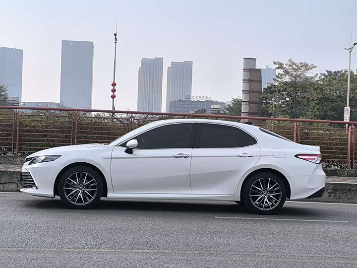 Фото 8 - Toyota Camry